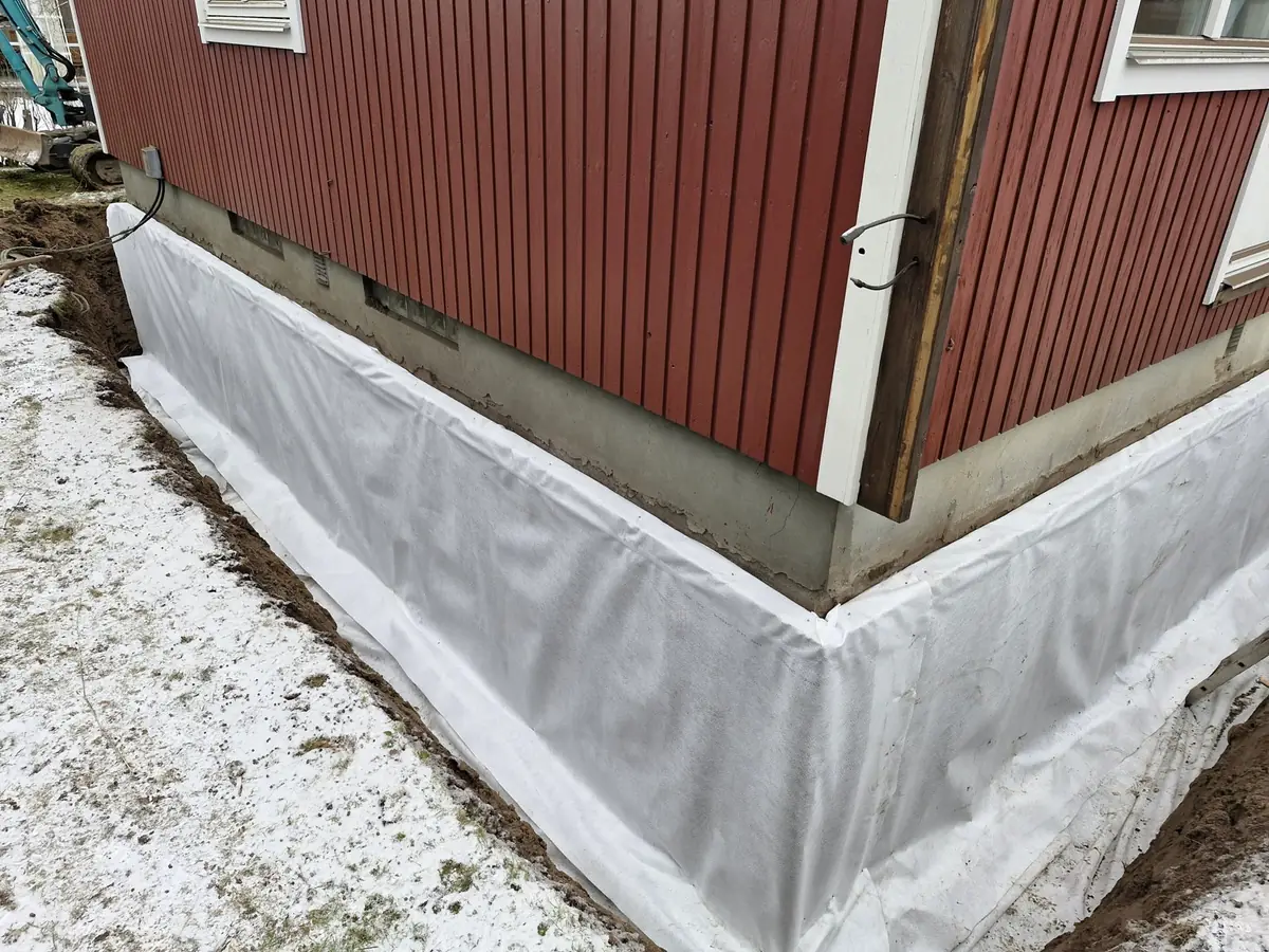 Monterat fuktskydd och Isodrän-isolering på grundmur – dräneringsarbete av Denntek Entreprenad
