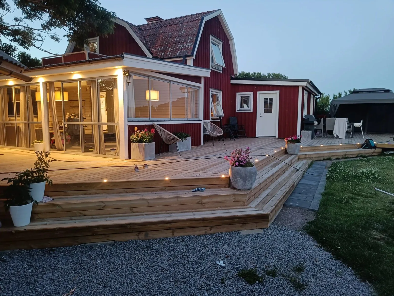Bygge av trädäck och altan i Linghem utanför Linköping – Denntek Entreprenad