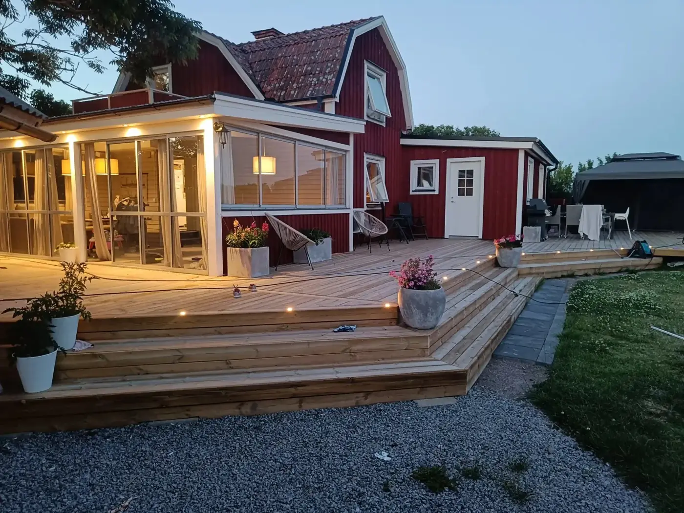 Bygge av trädäck och altan i Linghem utanför Linköping – Denntek Entreprenad